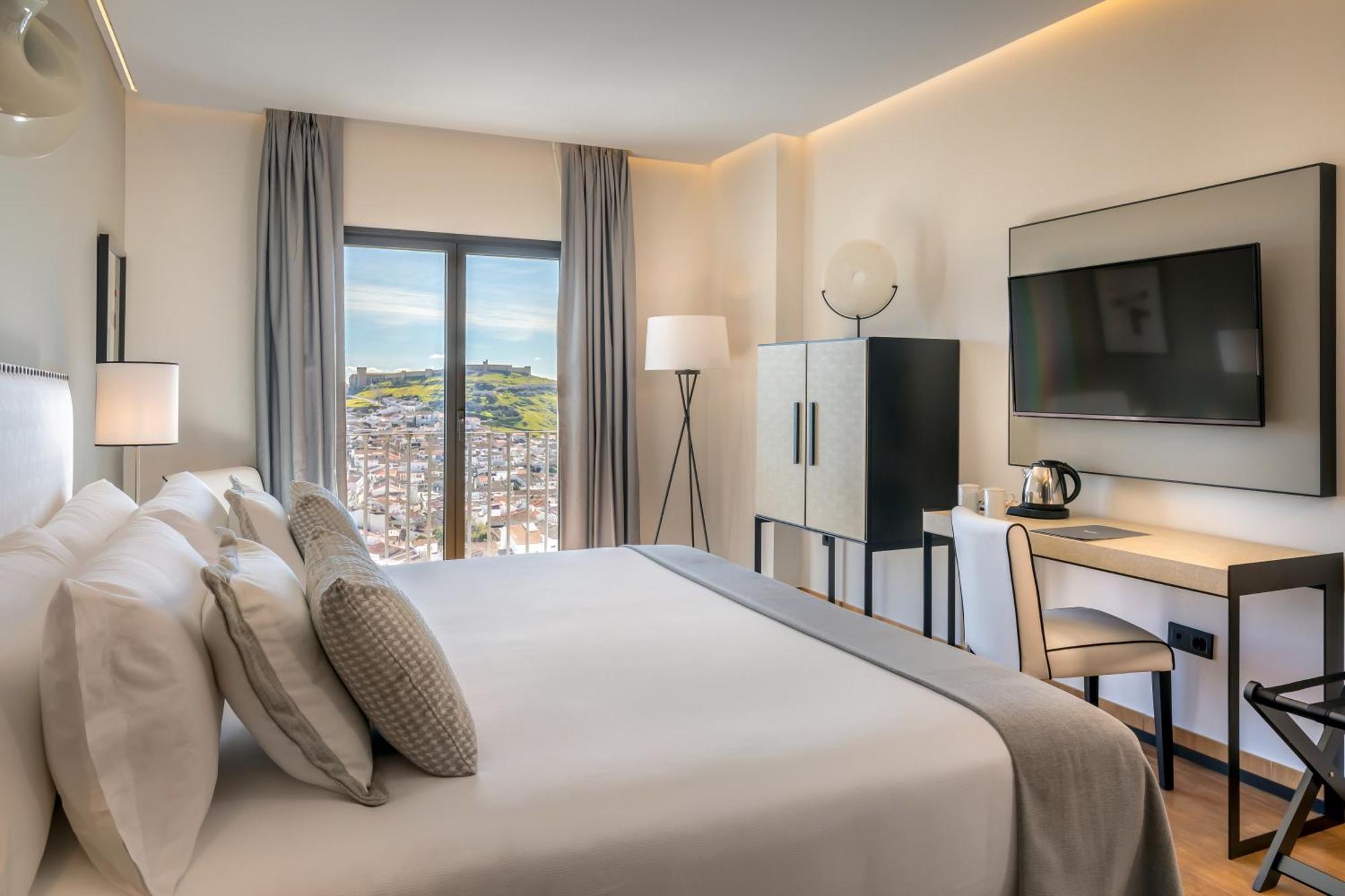 Deluxe Double Room with Balcony - pool view (2 pax),1458463390:JPEG